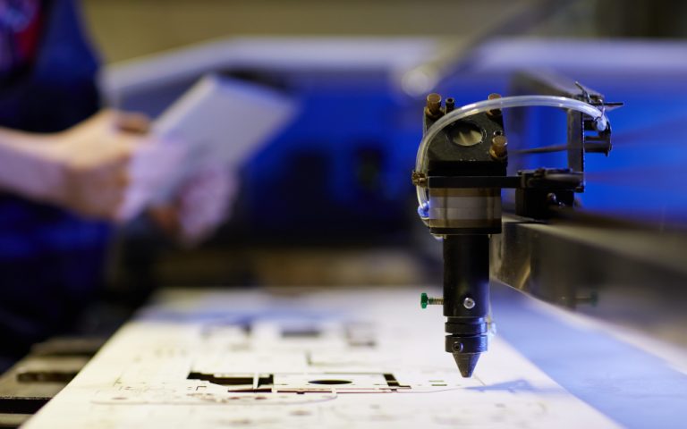 Descubra as vantagens de realizar o serviço de corte de chapa a laser