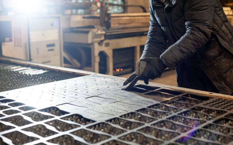 Como o corte a laser em chapa de aço reduz custos na produção